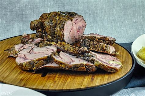 Telečja pečenka s timijanom in česnom