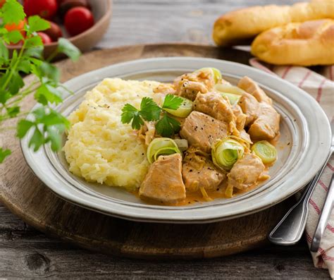 priprava piščančjih beder s porom in pehtranom