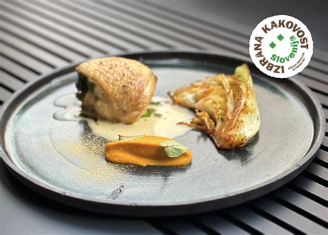 postreženo piščančje bedro s porovo omako in pehtranom