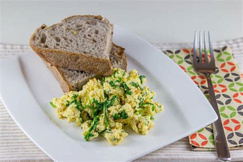 jajca s špinačo, bučkami in pehtranom