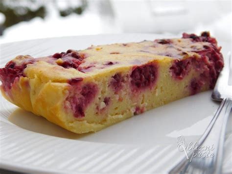 Fotografija krhke skutne pite z malinami in drobljencem