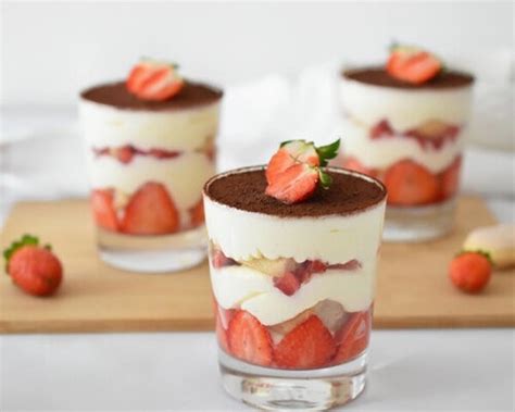 tiramisu z belo čokolado in jagodami