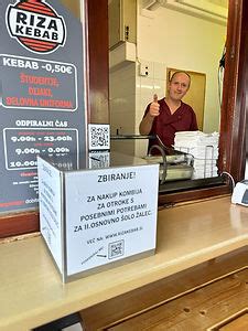 Zunanjost restavracije Riza Kebab z logotipom in gostinsko teraso