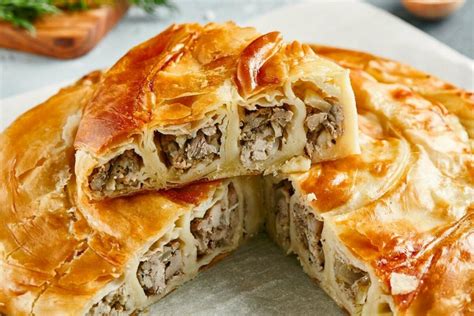 Tematsko foto sveže pečenega bureka, narezanega na kose