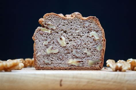 razrezan ajdov kruh z orehi