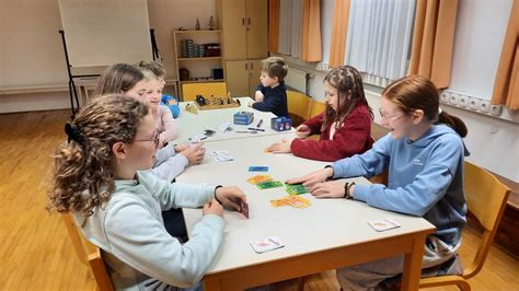 Tematska fotografija šolske jedilnice z otroki, ki jedo zdrave obroke