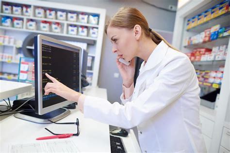 Tematska fotografija, ki prikazuje farmacevta pri delu v lekarni