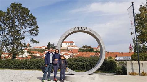Fotografija prijetnega ambienta Restavracije Pomaranča ob reki Dravi