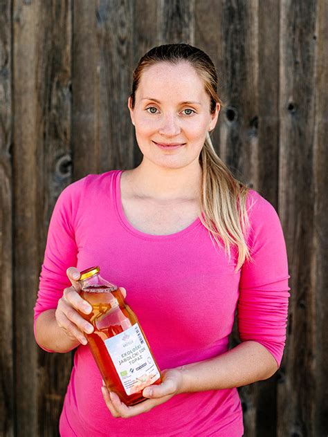 Ilustracija različnih sort jabolk, ki poudarja njihovo raznolikost.