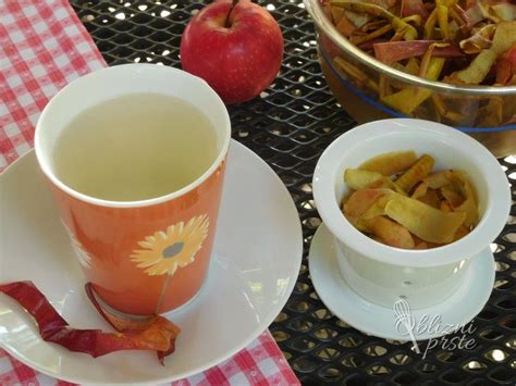 Ilustracija jabolčnih olupkov in skodelice čaja iz njih.