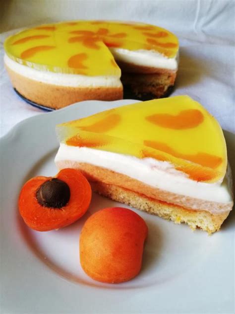 Ilustracija pare, ki se dviga iz lonca z jabolčnim kompotom, s poudarkom na prijetnem vonju.