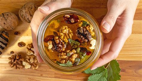 Fotografija pripravljenega jabolčnega kompota v skodelici, okroženega z začimbami.