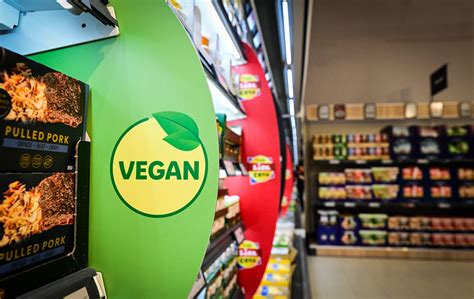 Tematska fotografija: raznolikost veganskih izdelkov brez jajc v trgovini