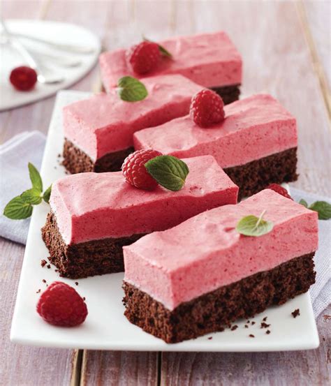 fotografija enostavne torte iz napolitank z malinovo kremo, prerez