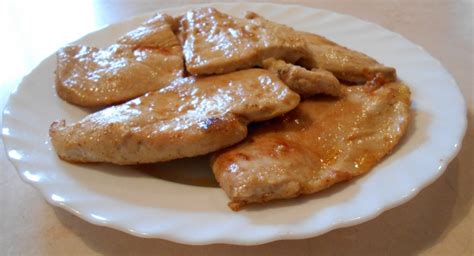 piščančji zrezki, obloženi z moko, ki se pečejo v ponvi