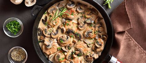 priprava vinske omake s šampinjoni v ponvi