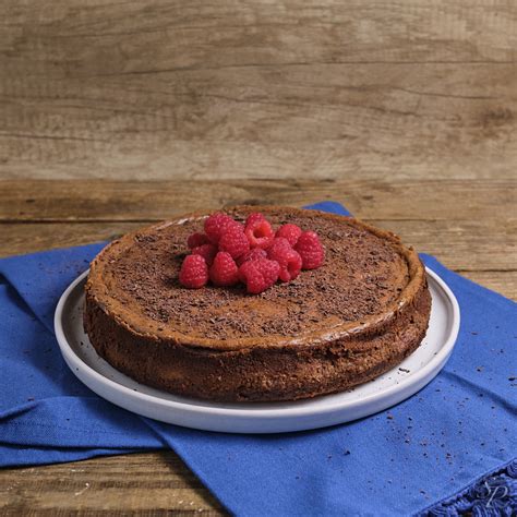 Fotografija baskovskega cheesecaka z značilno zapečeno površino