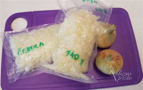sesekljana čebula na ponvi