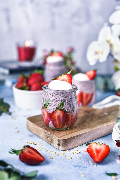 slika chia pudinga z jagodami in borovnicami