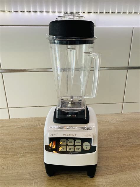 slika blenderja Omniblend z nasekljanim sadjem in zelenjavo