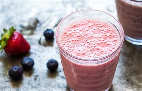 slika smoothieja s kavo, banano in jagodami