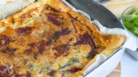 pita iz listnatega testa z zelenjavo in skutnim nadevom v pekaču