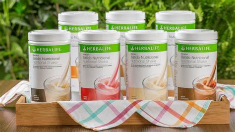 Tematska fotografija z rastlinskimi sestavinami in izdelki Herbalife