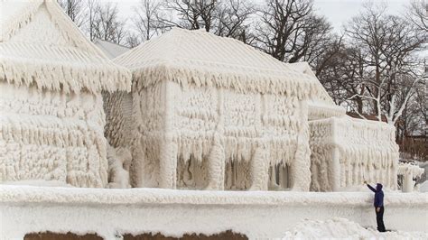 Tematska fotografija široke ruske reke, pokrite z debelo plastjo ledu in snega pozimi