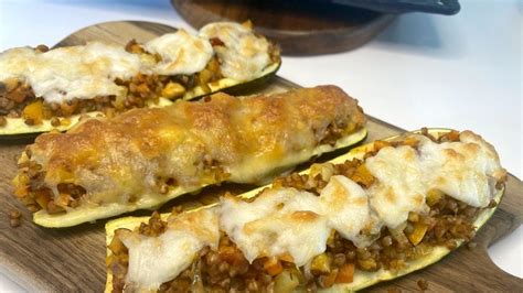 Fotografija gratiniranih polnjenih paprik z ajdovo kašo in sirom