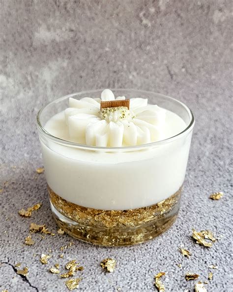 Kolaž dodatkov za torte, vključno z zlatimi lističi, makroni in figuricami