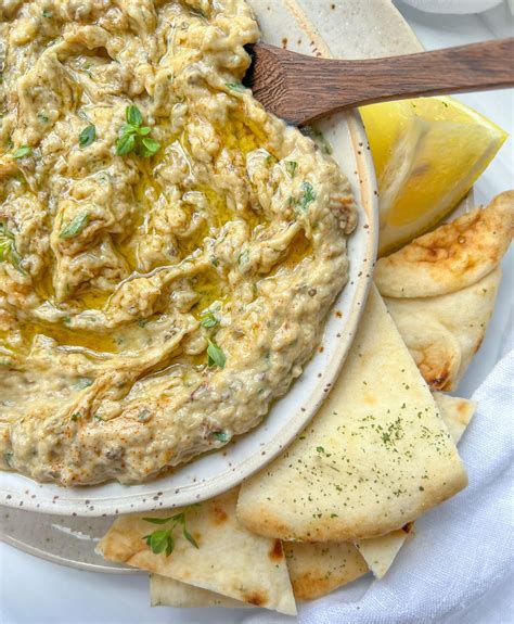 Fotografija: Kremni namaz Baba Ghanoush s svežimi zelišči