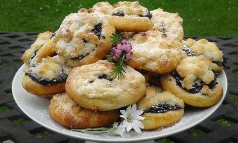 Ilustrační fotografie svatebních koláčků s různými náplněmi