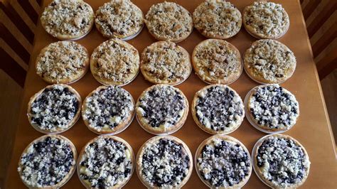 Koláž fotografií různých druhů náplní do svatebních koláčků