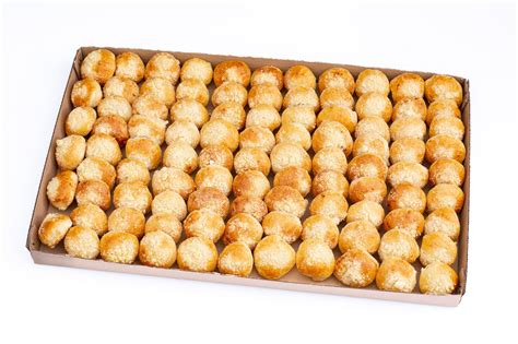 Ukázka různých tvarů svatebních koláčků: vázané, kulaté, miniaturní