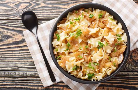 primer steklenega kozarca z zeljem, ki je v celoti pokrito s sokom