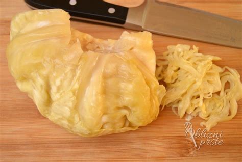 dekle, ki uživa solato iz kislega zelja