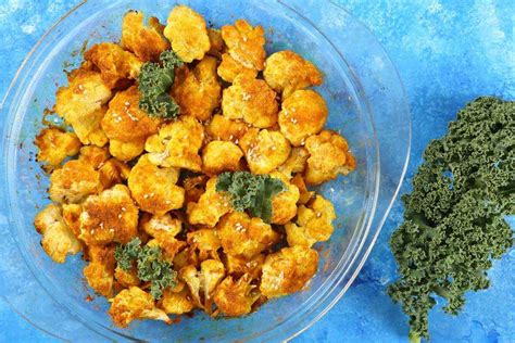 Fotografija hrustljave pečene cvetače s kvasnimi kosmiči.