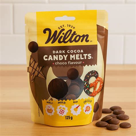 Prikaz različnih vrst stopljene čokolade za oblivanje