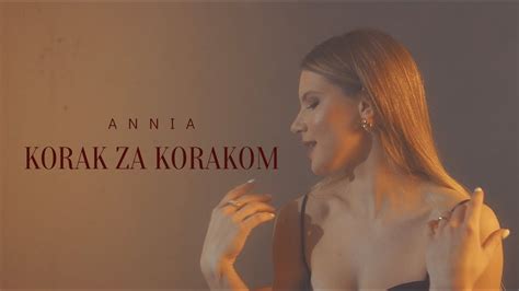 Korak za korakom ilustracija potapljanja cake popsa v čokolado