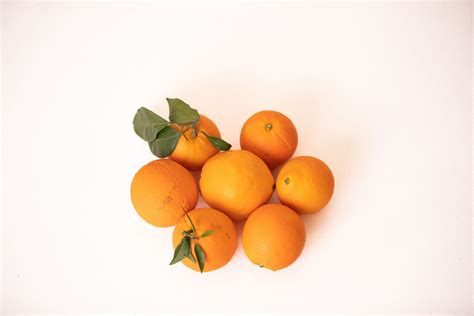 Fotografija orehove torte z rezinami pomaranče