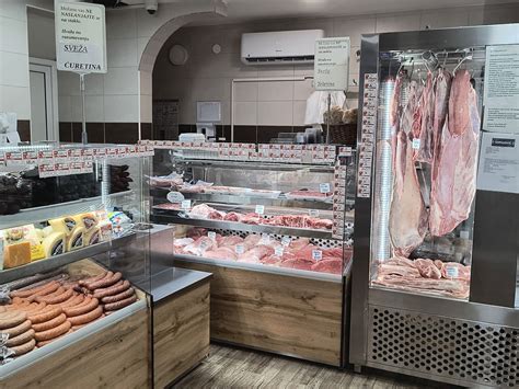Pripravljena catering postavitev z mesnimi izdelki