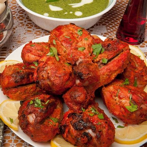 Ilustracija piščanca tandoori v glineni peči