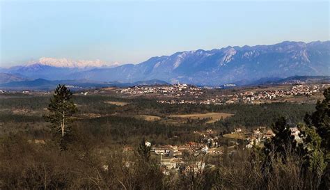 Kraška pokrajina, zaznamovana z rujem in kamnom