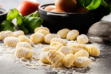 mesenje testa za njoke na pomokani površini