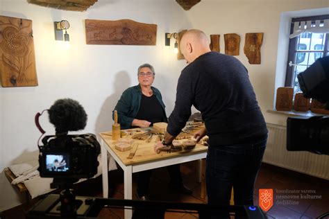 Detajlna fotografija starih lesenih modelov za Škofjeloške kruhke, ki prikazujejo zapletene motive
