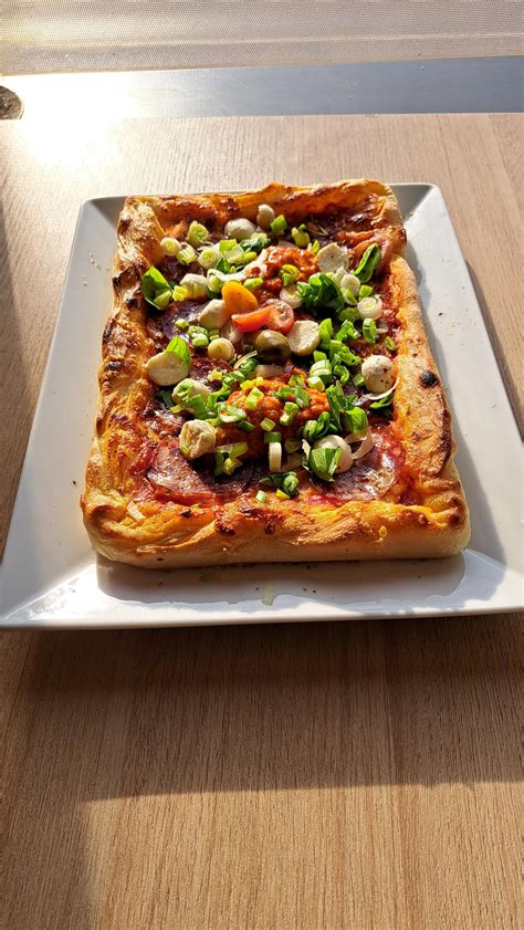 fotografija pizze iz celih čičerik z bogatim nadevom