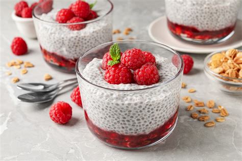dekoriran chia puding v kozarcu