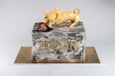 Primer unikatne torte, naročene v Kavarni Cappuccino, z detajlnim prikazom.