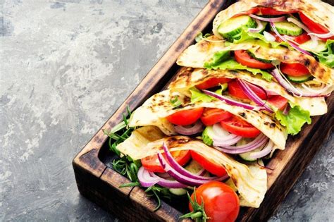 Sestavljen grški giros v pita kruhu s piščancem in zelenjavo