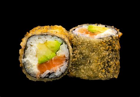 Raznolika miza z različnimi japonskimi jedmi, kot so suši, ramen, gyoze in tempura